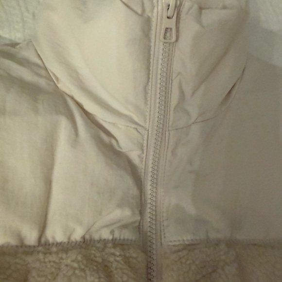 H&M Cream and Beige Puffer Faux-Sherpa Vest - Picture 2 of 5